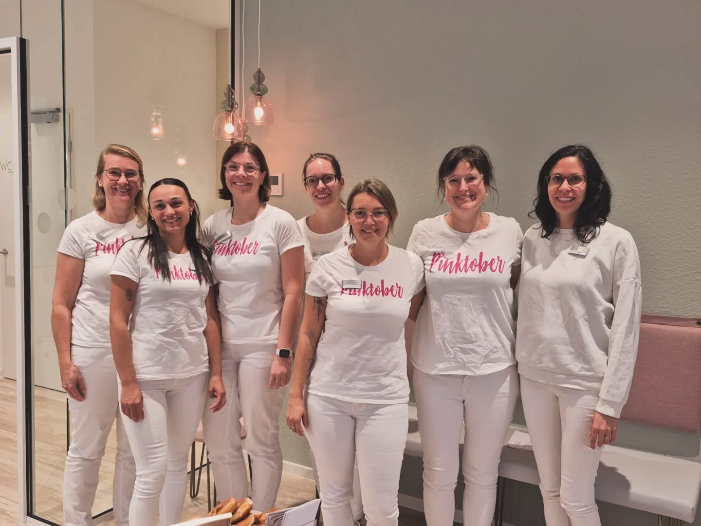 Teammeeting im Pinktober-Look 💬🎀